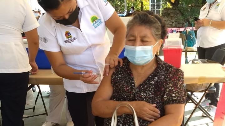 Aplican segunda vacuna contra COVID-19 en adultos mayores en José María Morelos
