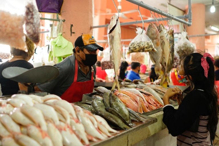 Largas filas en mercados para comprar pescado en Mérida: VIDEO | PorEsto