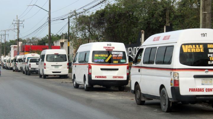 Combis de transporte público representan un riesgo en la avenida Chac Mool de Cancún