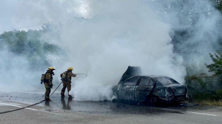 Vehículo se incendia en la carretera Playa del Carmen-Tulum