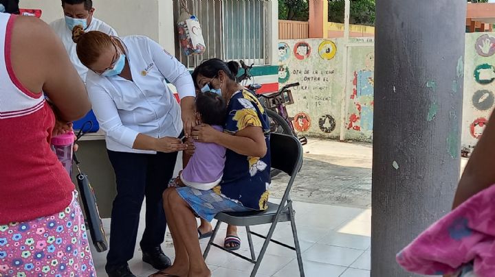 Vacunan contra el sarampión y rubéola en Calkiní y Tenabo