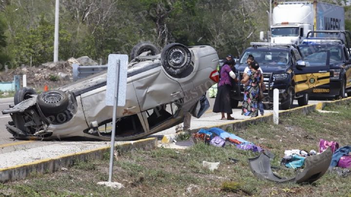 Mujer muere tras salir proyectada de un automóvil sobre la carretera Mérida-Campeche