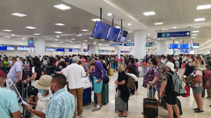 Módulo de Viva Aerobús en el aeropuerto de Cancún registra aglomeración de turistas