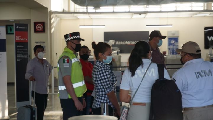 INM traslada a migrante salvadoreña desde el aeropuerto de Campeche a CDMX