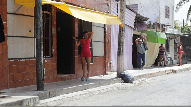 Albañiles y obreros son los principales clientes de las sexoservidoras en Cancún