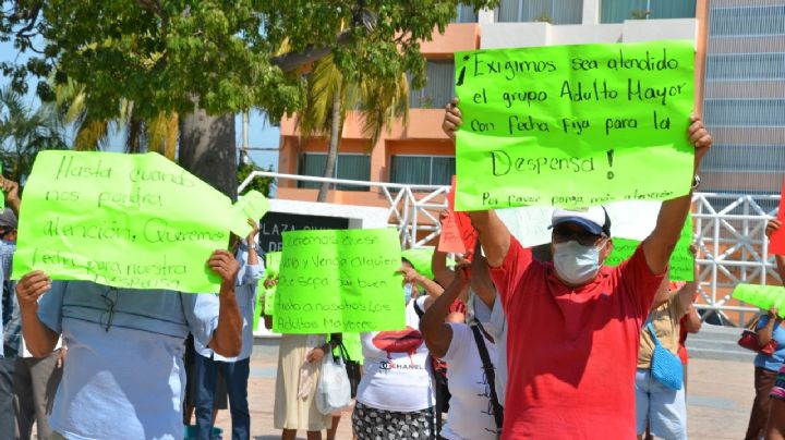 Adultos mayores se manifiestan contra el Ayuntamiento en Ciudad del Carmen