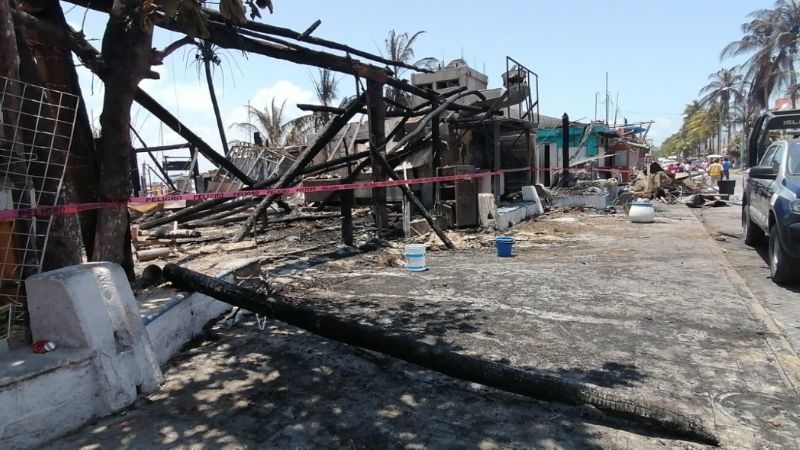 Autoridades evalúan daños causados por incendio en el Malecón de Isla Mujeres