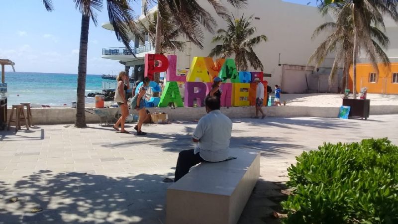 Instalan letras del parador turístico en Playa del Carmen