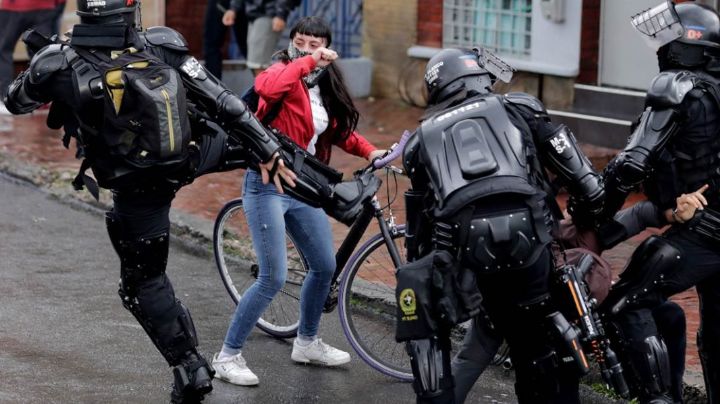 Policías de Cali disparan y golpean a manifestantes en Colombia: VIDEO