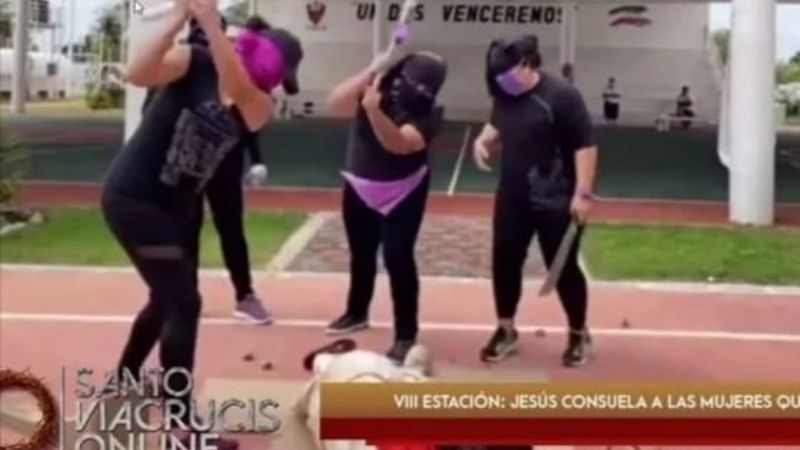 Encapuchadas 'golpean' a Cristo durante viacrucis en Tabasco: VIDEO