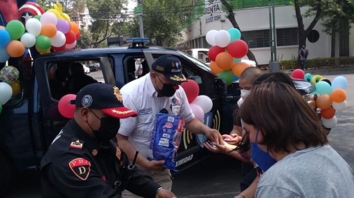 Policías en la CDMX de la alcaldía Benito Juárez salen en operativo a regalar juguetes