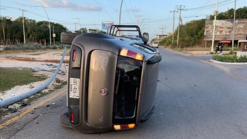 Vuelca automóvil en Avenida Huayacán de Cancún