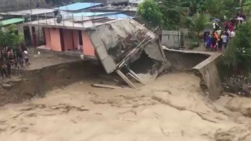 Lluvias dejan más de 40 muertos y miles de desplazados en Indonesia: VIDEOS