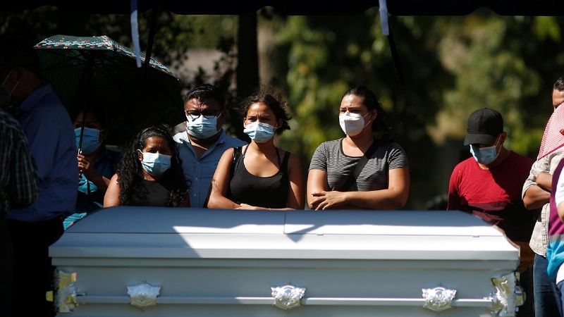 Sepultan a Victoria Salazar en El Salvador; familia exige justicia: FOTOS