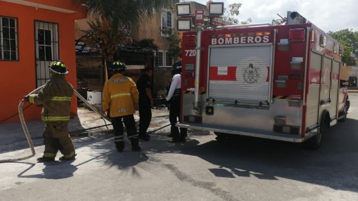 Vecina provoca incendio de una palapa en fraccionamiento de Playa del Carmen