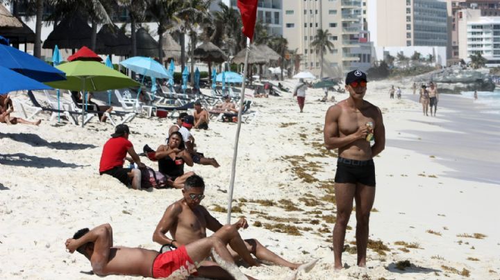 Bañistas asisten a las playas de Cancún luego de Semana Santa