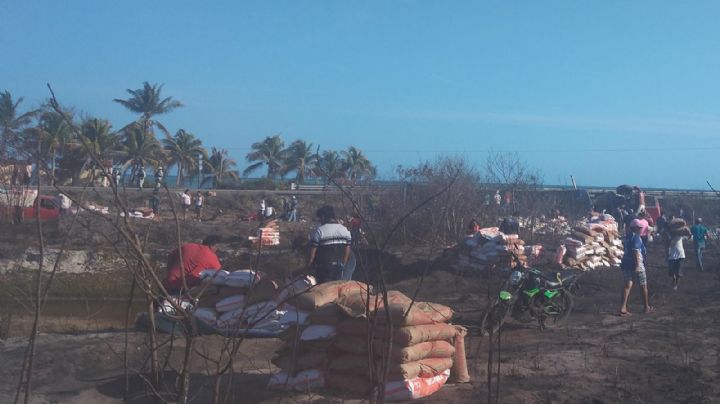 Rapiñan costales de 20 kilos de harina, tras volcadura de tráiler en Sabancuy