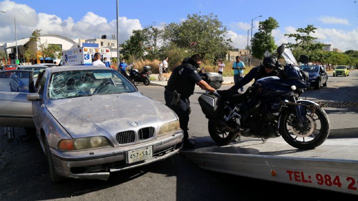 Policía causa accidente en la colonia del Bosque de Playa del Carmen