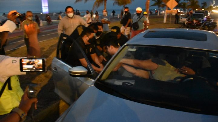 Detienen a pareja por agredir a policías en el Malecón de Campeche