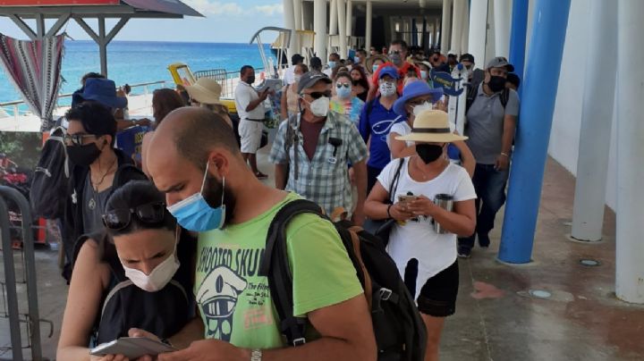 Turismo abarrota ferrys para llegar a Cozumel, pese a riesgo de Semáforo Rojo