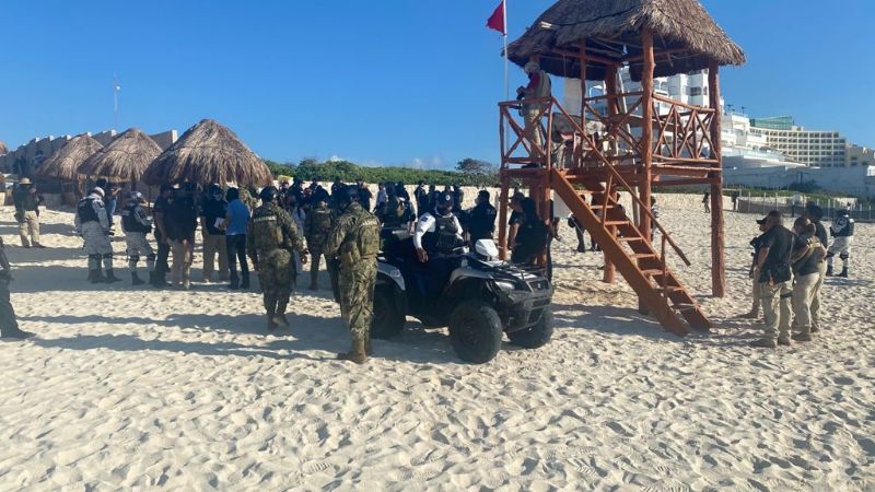 Autoridades retiran mobiliario de Playa Marlín mediante operativo en Cancún