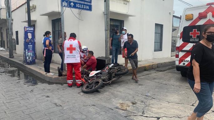 Motociclista sufre fractura tras ser atropellado por un auto en Ciudad del Carmen
