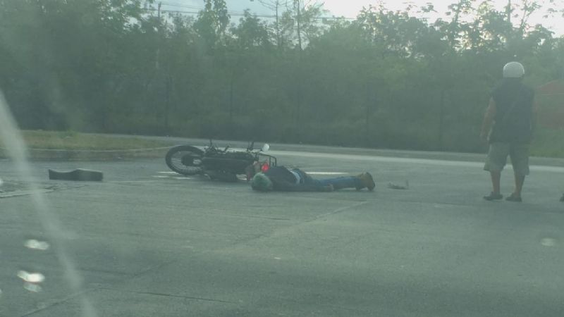 Motociclista sufre accidente en la avenida Lak'In en Cancún