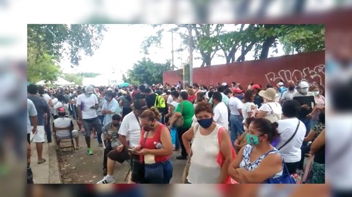 Personas se aglomeran en el módulo de vacunación de la Región 96 en Cancún: VIDEO