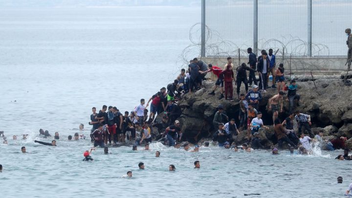 Cerca de 8 mil migrantes llegan a Ceuta, España; se prevé crisis diplomática