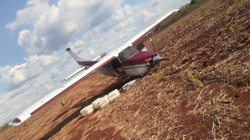 Decomisan avioneta con cargamento ilegal tras aterrizaje de emergencia en tierras menonitas