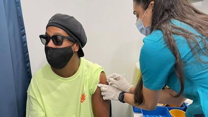 Ronaldinho se dice alegre y con gratitud tras recibir vacuna anticovid