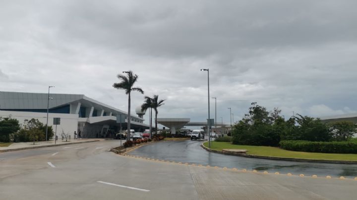 Ni el clima lluvioso los detiene: Aeropuerto de Cancún supera los 550 vuelos programados