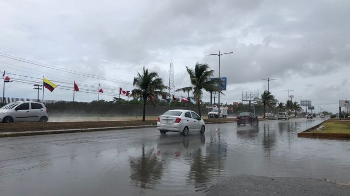 Lluvia causa estragos en las principales avenidas de Cancún