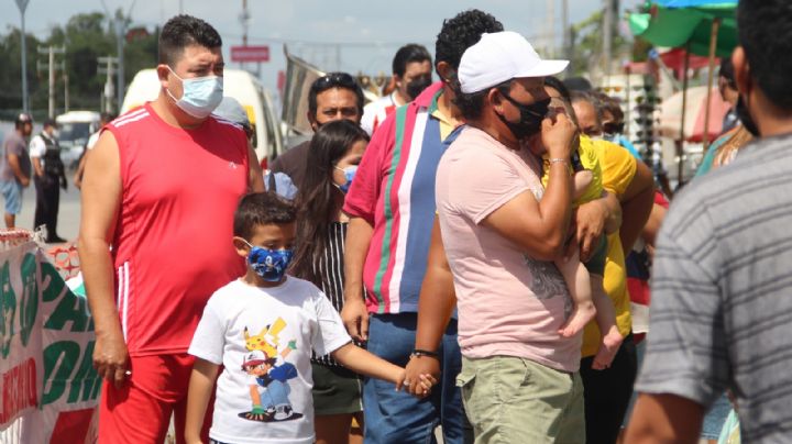 Niños son expuestos al COVID-19 en los tianguis de Cancún