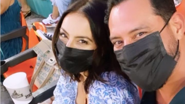 Claudia Lizaldi y el senador yucateco Raúl Paz derrochan amor en pleno partido de béisbol