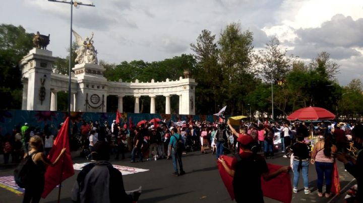 Padres de ‘Los 43’ de Ayotzinapa marchan por los de normalistas de Mactumactzá