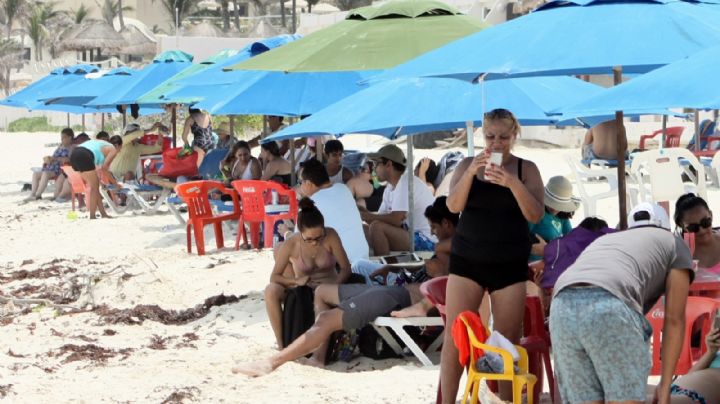 Hoteles invaden arenal con camastros y sombrillas pese a operativo en Playa Marlín de Cancún