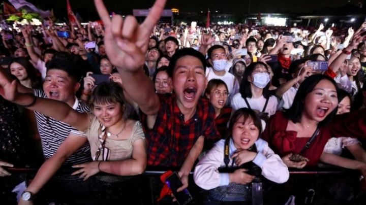 Wuhan, lugar donde se habría originado el COVID-19, celebra masivo concierto