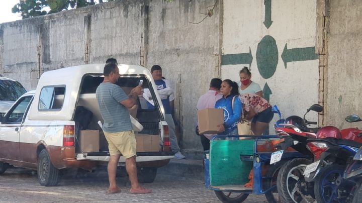 Denuncian en redes sociales entrega de despensas a pescadores en Playa del Carmen