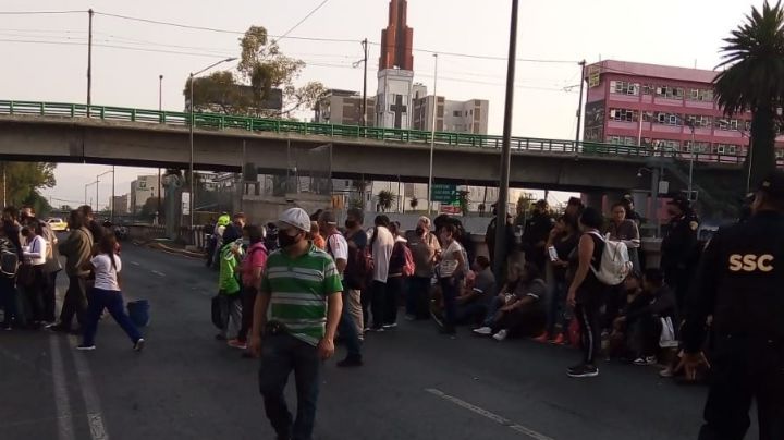 Trabajadores de limpieza bloquean Calzada de Tlalpan en CDMX