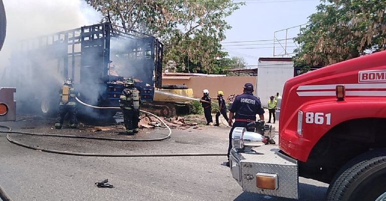 La tarde de este lunes se quemó un camión de carga en el Anillo Periférico de Mérida, Yucatán, a la altura del kilómetro 14 del arroyo exterior.
