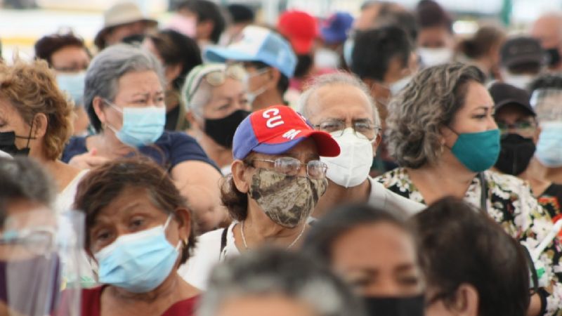 Largas filas en aplicación de segunda dosis de la vacuna contra COVID-19 en Cancún 
