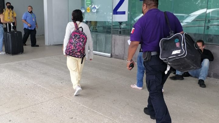Autoridades apoyan a mujer de la tercera edad a trasladarse al aeropuerto de Cancún