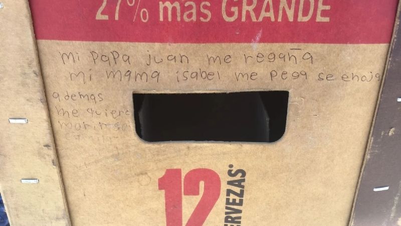 Niña victima de maltrado pide ayuda en una caja de cerveza en Coahuila