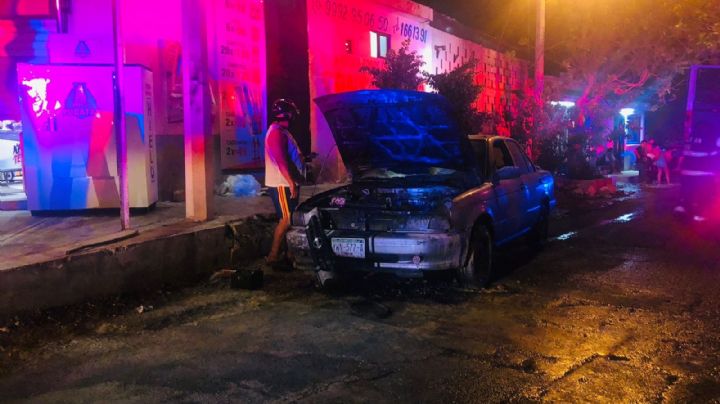 Hombre se detiene a comprar cigarros y su auto se incendia al oriente de Mérida