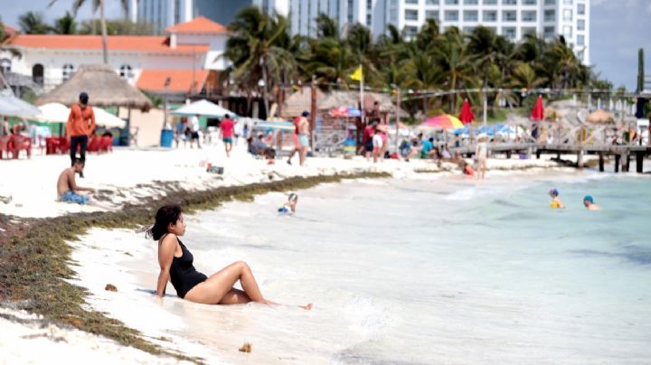 Bañistas disfrutan de oleaje tranquilo en las playas de Cancún; olvidan al COVID-19