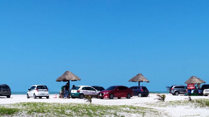 Por altas temperaturas bañistas abarrotan playas de Ciudad del Carmen