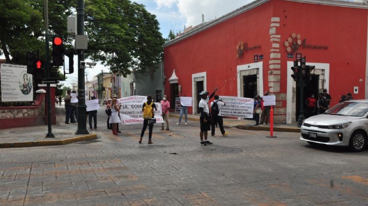 Vecinos cierran calles del centro de Mérida por reubicación de paraderos: VIDEO