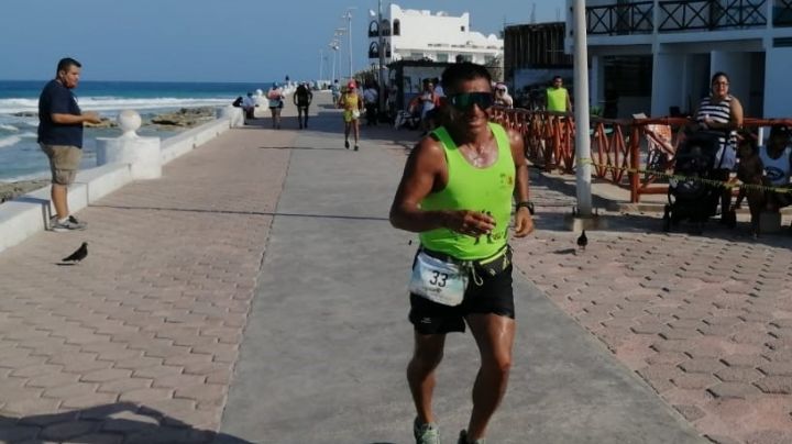 Vecinos recaudan fondos para maratonista en Isla Mujeres