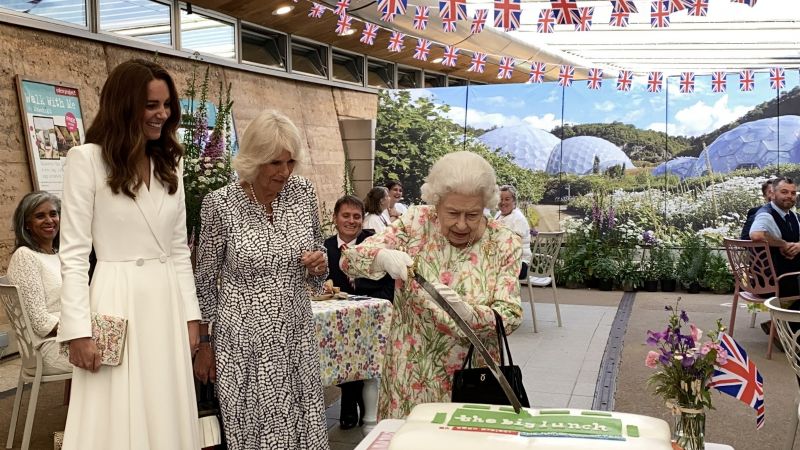 Reina Isabel se aferra a cortar un pastel con una espada ceremonial: VIDEO